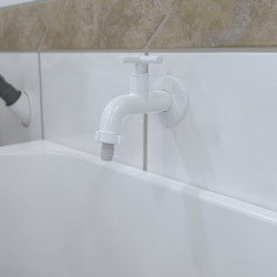 Torneira Blukit Lume curta de parede, multiuso, 1/4" de volta Torneira Blukit Lume curta de parede, multiuso, 1/4" de volta